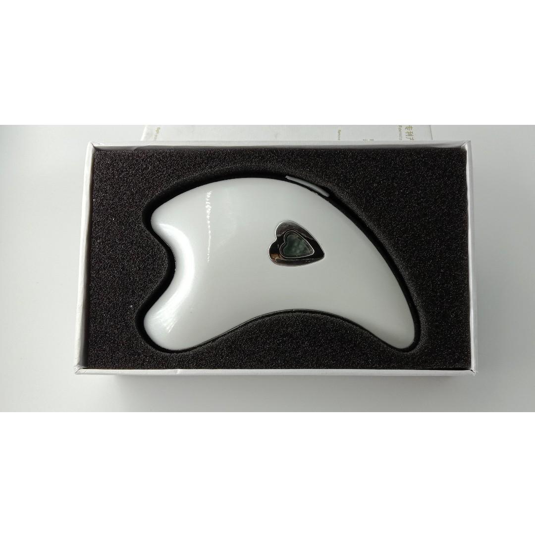 V-shaped Face Massager (Category: Massage Devices) located in Marikina City. Submitted by skowshop (Listing ID 268670039, Image 1). Description: This skin beauty massager adopts ion leading in/out and vibration massage ways to promote skin absorption to nutrition, deeply penetrate moist, remove wrinkle and make skin white and tender. Meanwhile, it has the effect of skin tightening, face lifting and anti aging. Compact body, easy to carry. Skin Fi