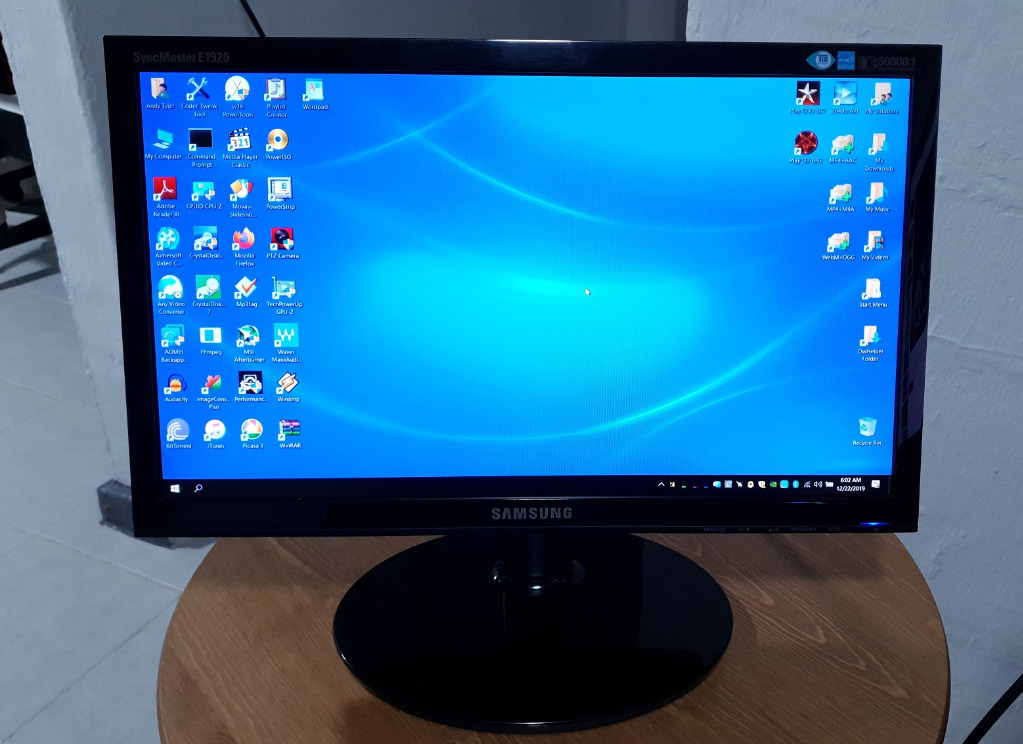 sold good condition samsung 19 inch syncmaster e1920 crystal clear hd led monitor 1366x766 60hz vga hdmi 40