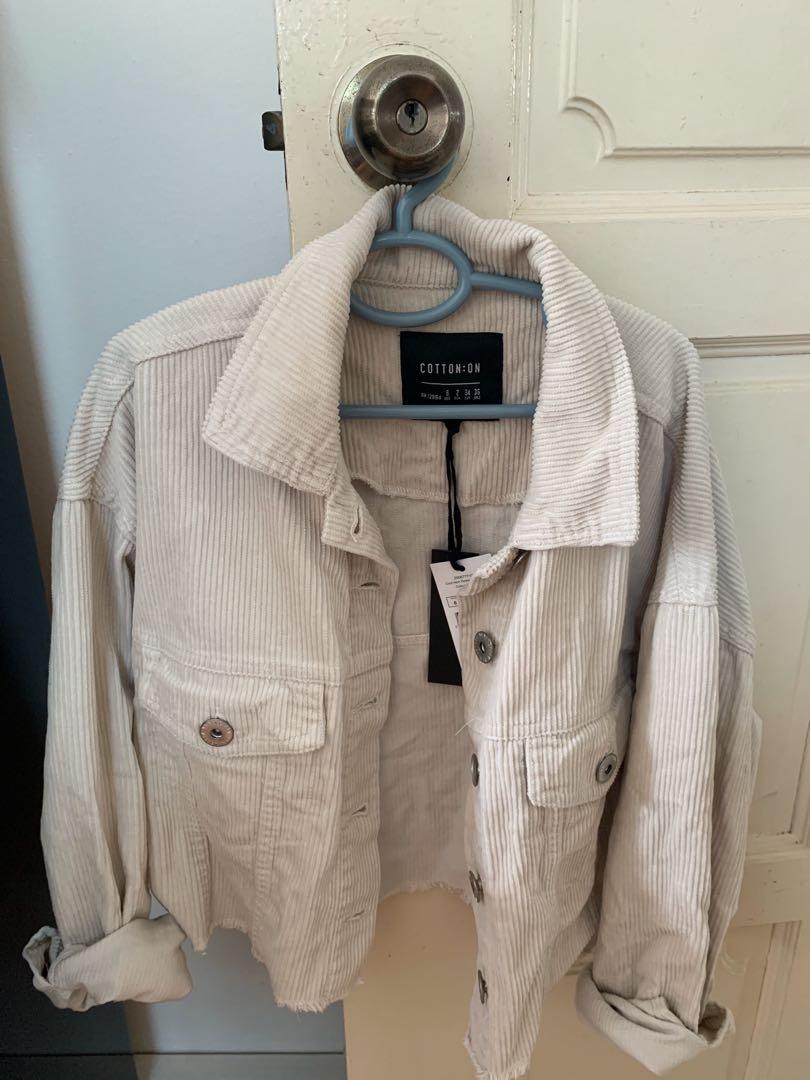 Denim jacket (Category: New Undergarments & Loungewear) located in Singapore. Submitted by sushii99 (Listing ID 269040149, Image 2). Description: Absolutely brand new with tag! Bought on impulse so please help me clear it 😭😭 .