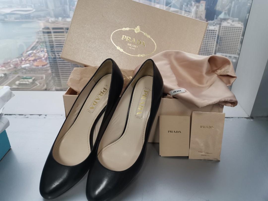 Prada （分類：手袋及銀包）位於 Hong Kong。 由 imeow 提交（商品編號 269072283，圖片 1）。簡介： 100% Authentic. A nice pair of shoes 90% new.。