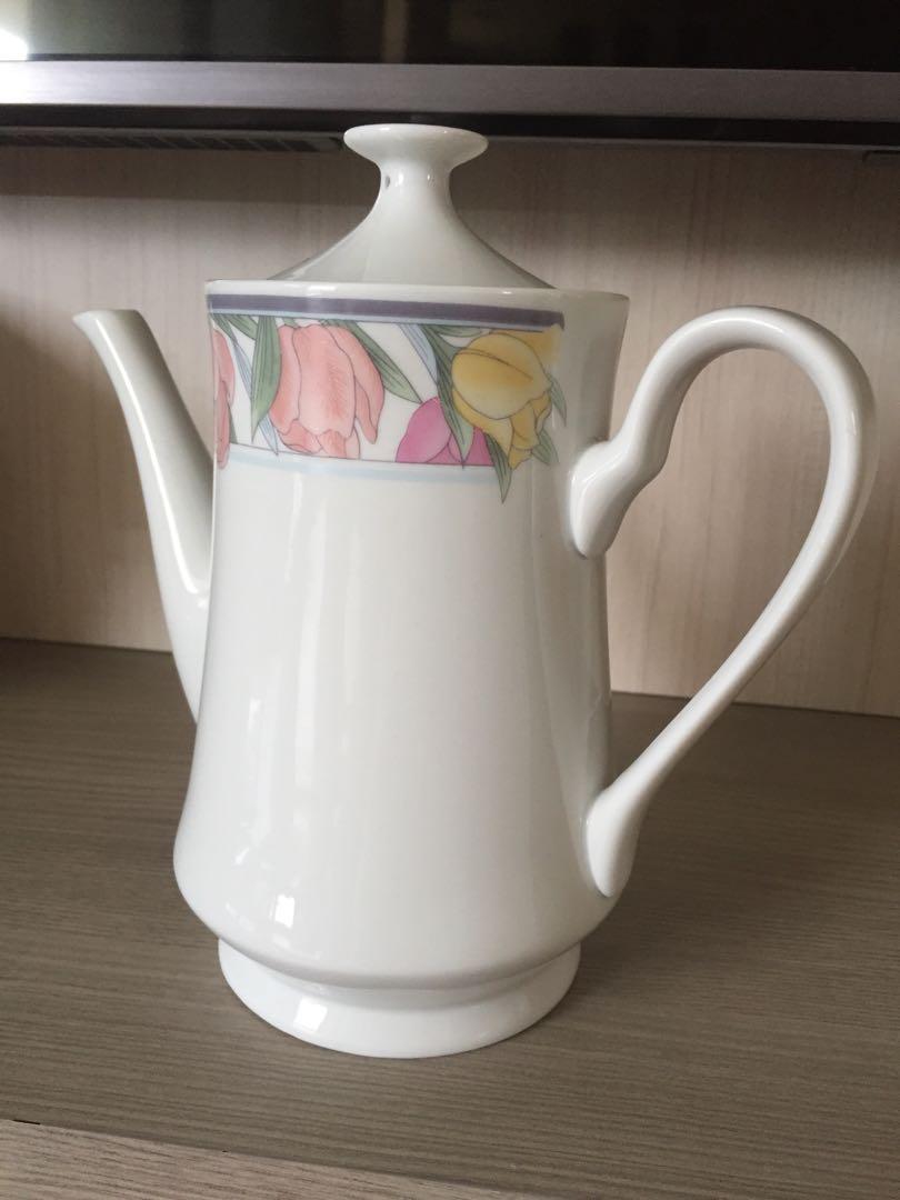 Tea sets 22pcs (Category: Coffee & Tea Tableware) located in Singapore. Submitted by freelylim (Listing ID 269017821, Image 3). Description: New in box tea set Porcelain 22pcs .