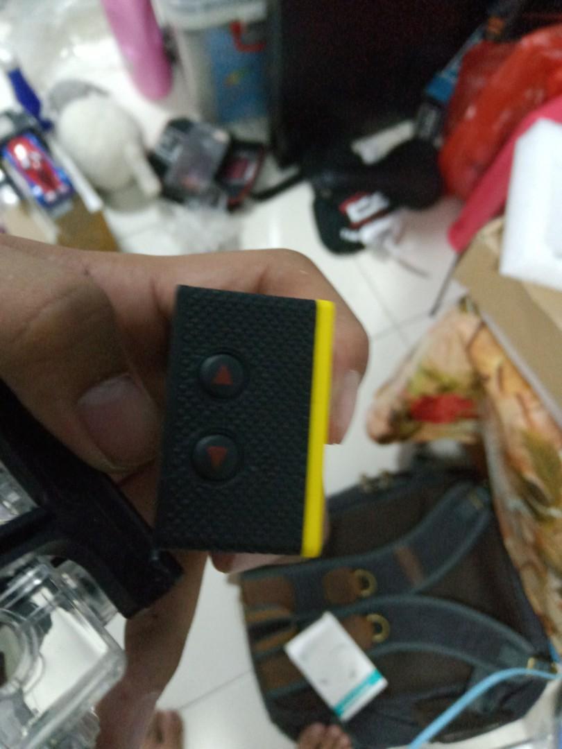 Action Camera (Category: Cameras) located in Singapore. Submitted by arihq (Listing ID 269251359, Image 4). Description: The camera does not come with the battery.