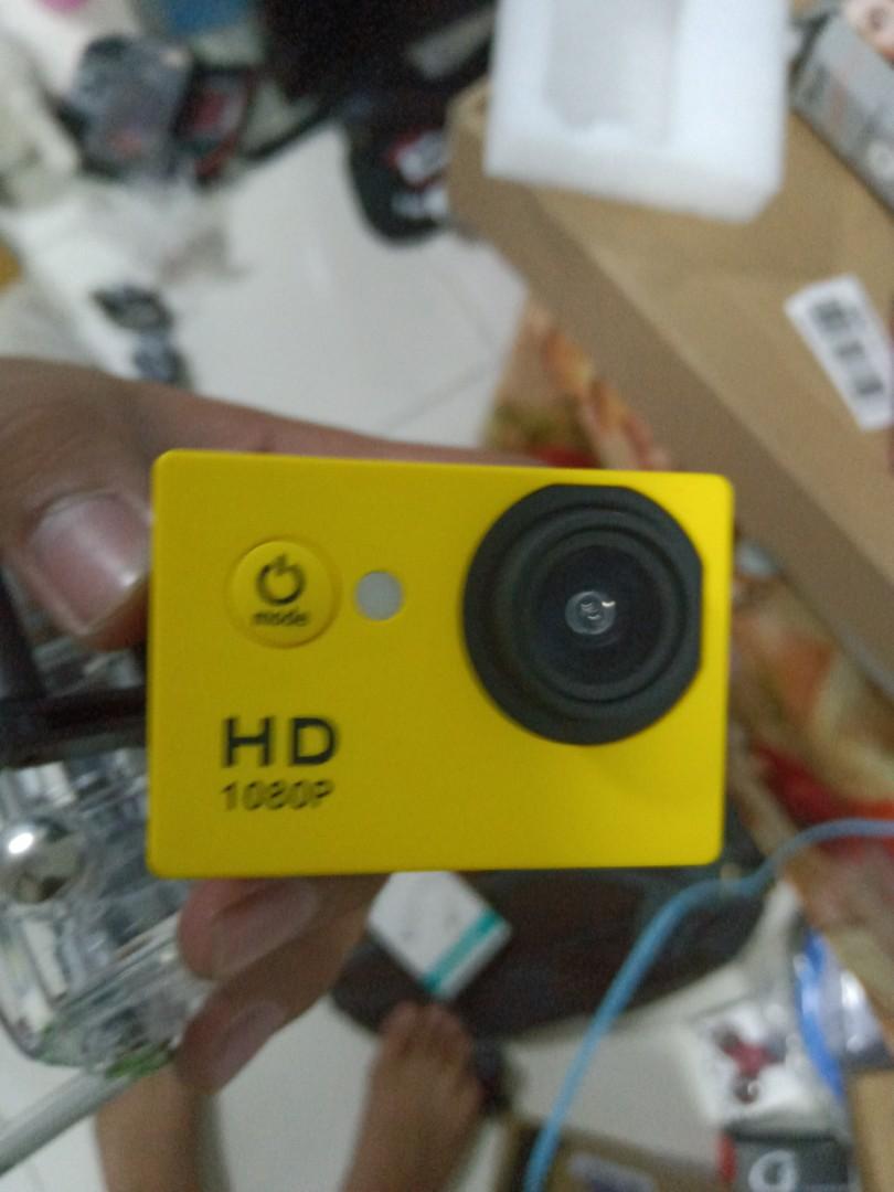Action Camera (Category: Cameras) located in Singapore. Submitted by arihq (Listing ID 269251359, Image 3). Description: The camera does not come with the battery.