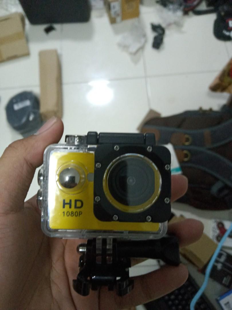 Action Camera (Category: Cameras) located in Singapore. Submitted by arihq (Listing ID 269251359, Image 1). Description: The camera does not come with the battery.