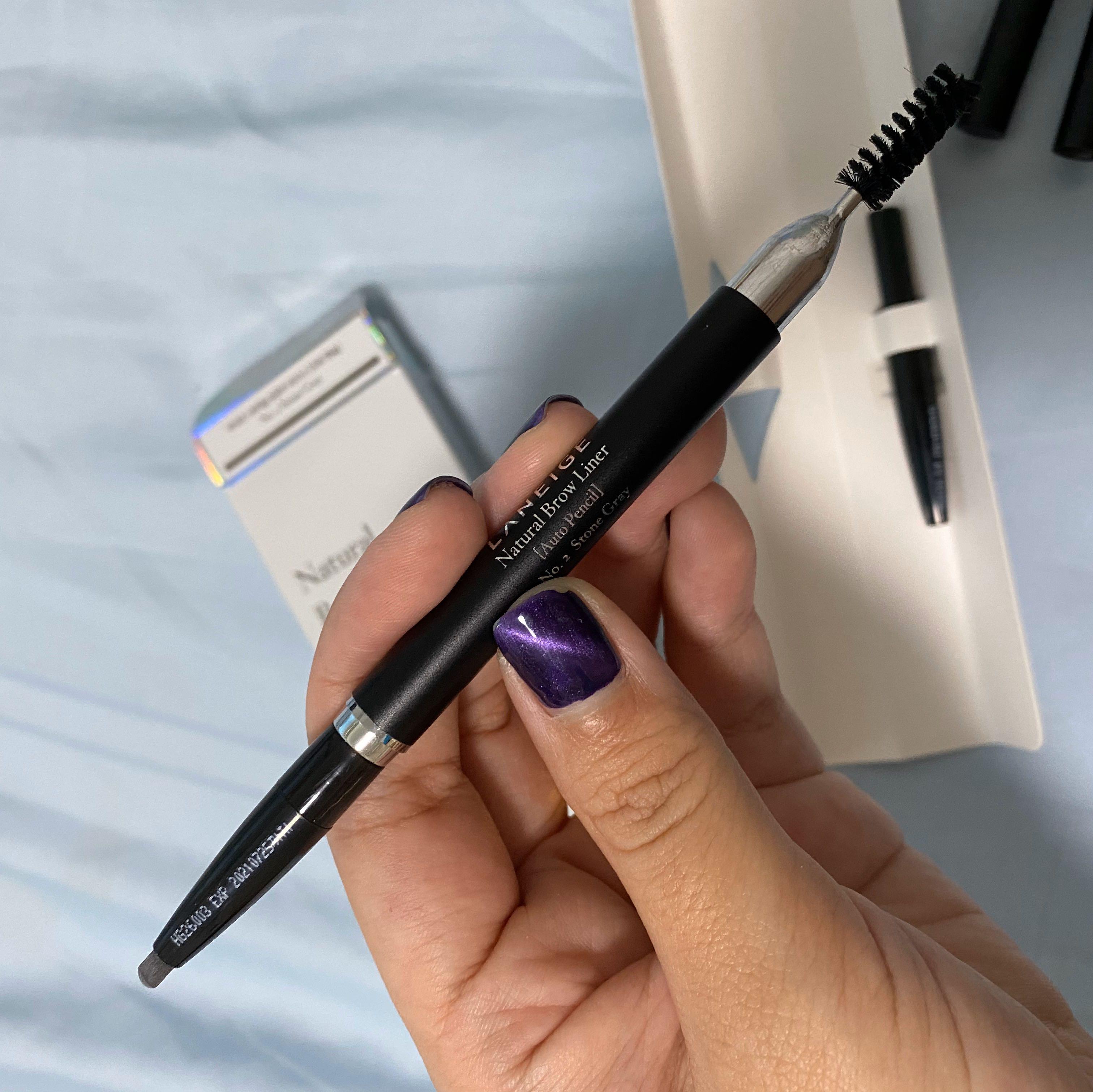 Natural Brow Liner Auto Pencil – Laneige là một loại sáp mềm có độ bám dính vượt trội