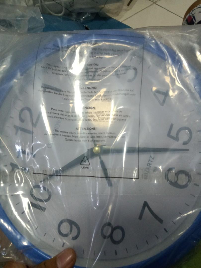 Wall clock (Category: Wall Decor) located in Singapore. Submitted by arihq (Listing ID 269231083, Image 1). Description: Not used wall clock.