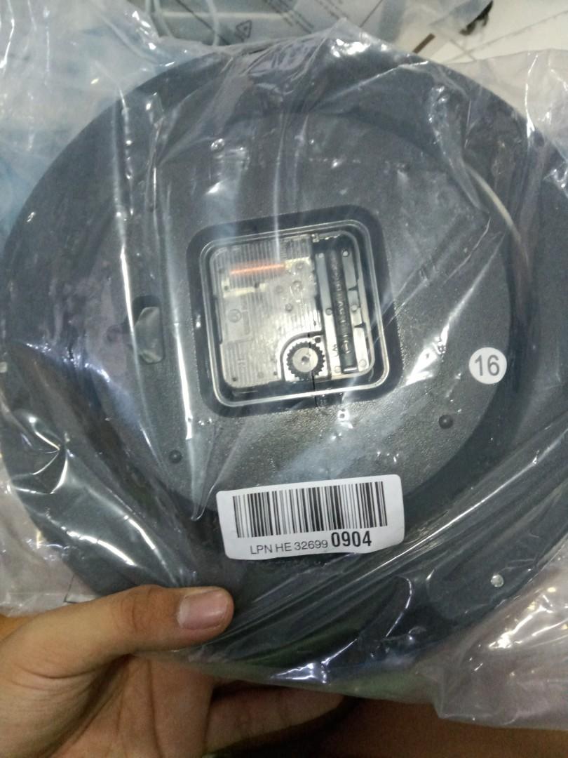 Wall clock (Category: Wall Decor) located in Singapore. Submitted by arihq (Listing ID 269231083, Image 2). Description: Not used wall clock.