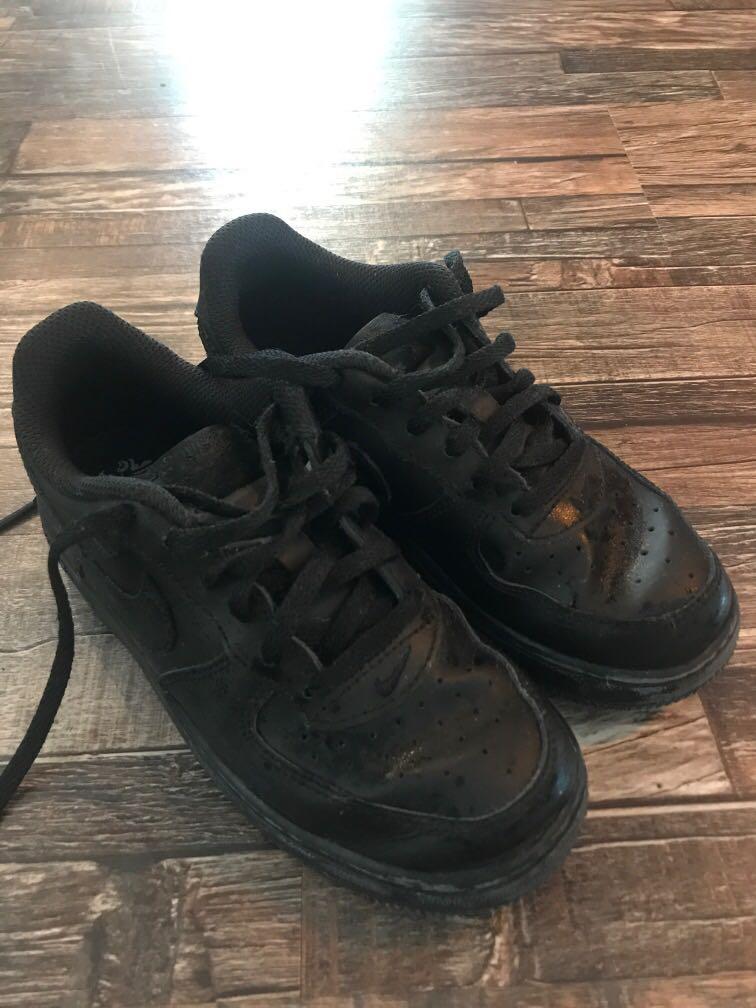 all black nike shoes boys