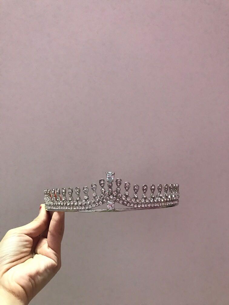 Wedding Crown (Category: Evening Dresses & Gowns) located in Kuala Lumpur. Submitted by loveliesyeee (Listing ID 269354409, Image 1). Description: Used once for reception .