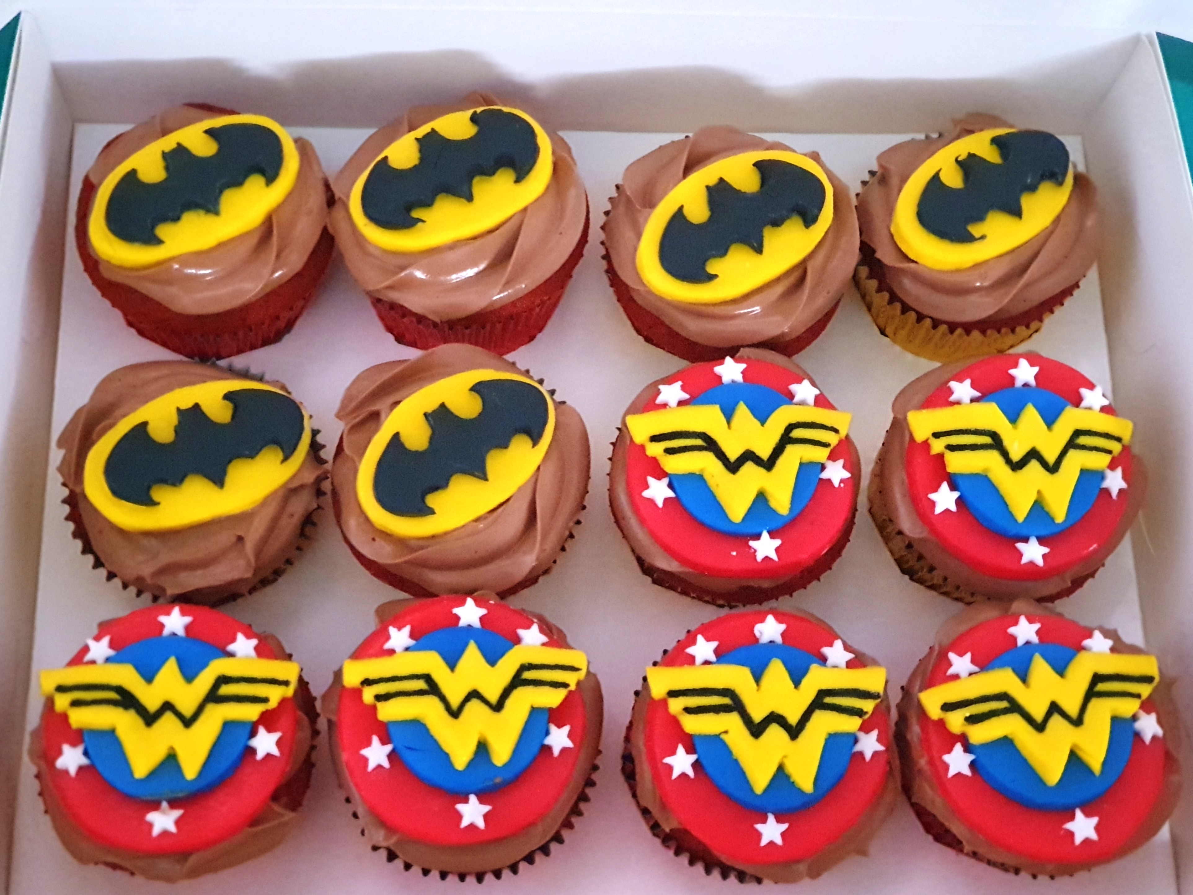 Batman and Wonder Woman Superhero Fondant Cupcakes, Food & Drinks, Homemade  Bakes on Carousell