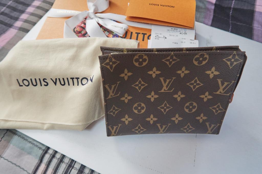 Shop Louis Vuitton Toiletry pouch 19 (M47544) by inthewall