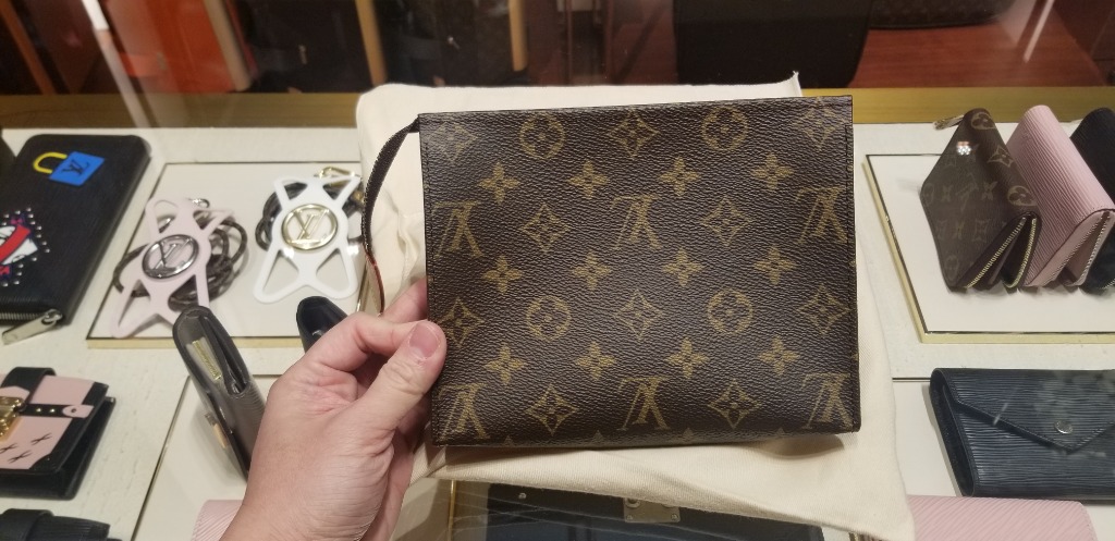 Shop Louis Vuitton Toiletry pouch 19 (M47544) by inthewall