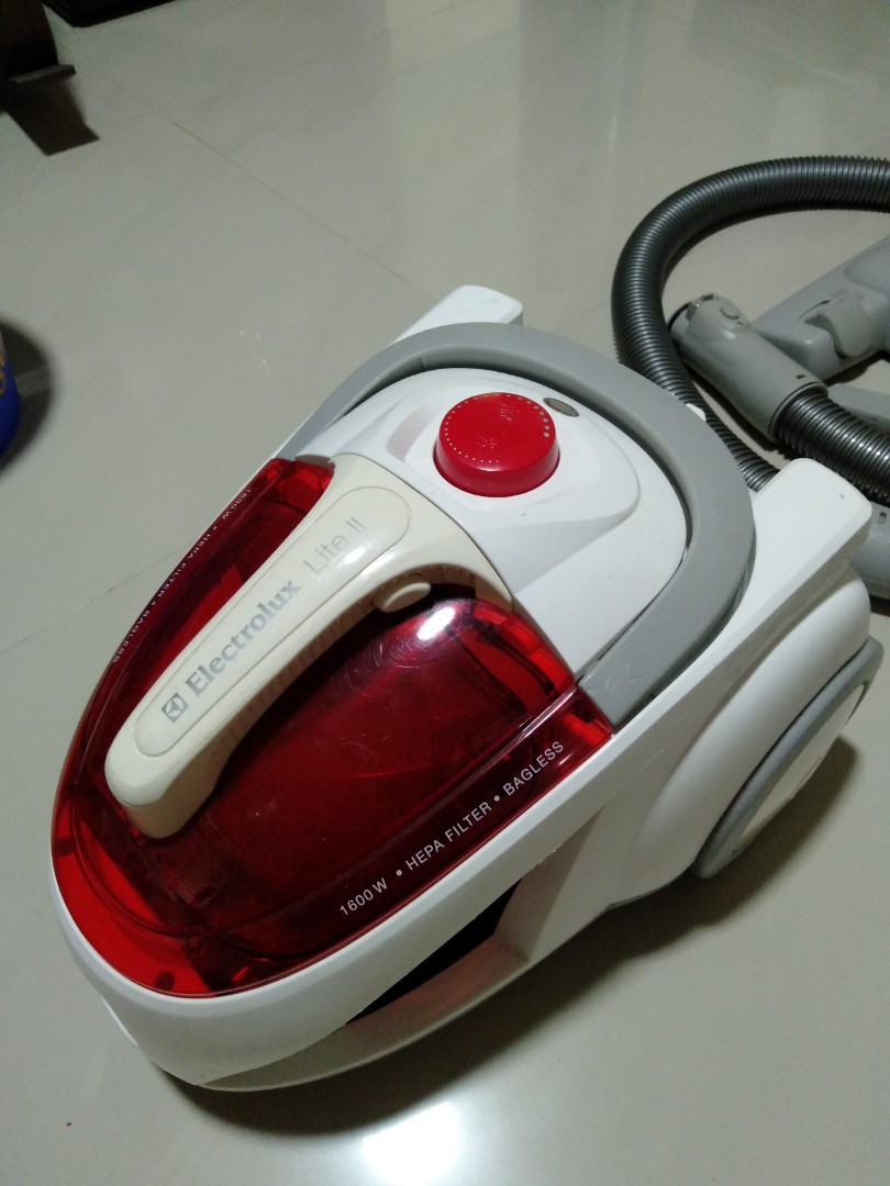 Electrolux Lite 2 Bagless Powerful Vacuum Cleaner Tv Home Appliances Vacuum Cleaner Housekeeping On Carousell