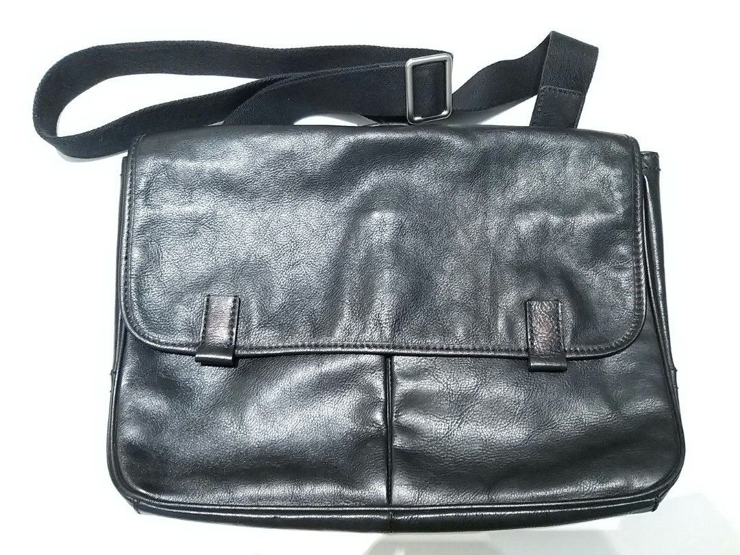 Fossil Mercer East/West leather messenger / laptop bag (black), Men's  Fashion, Bags, Sling Bags on Carousell