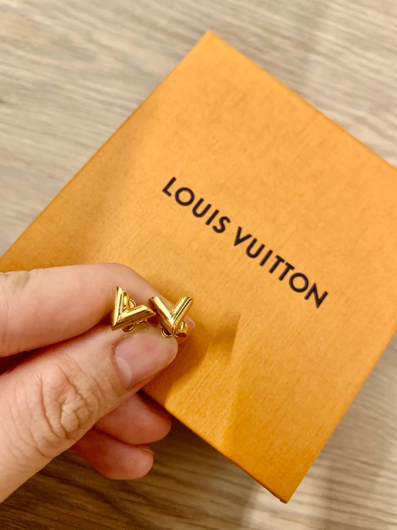 Louis Vuitton Essential v stud earrings (M63208, M68153)