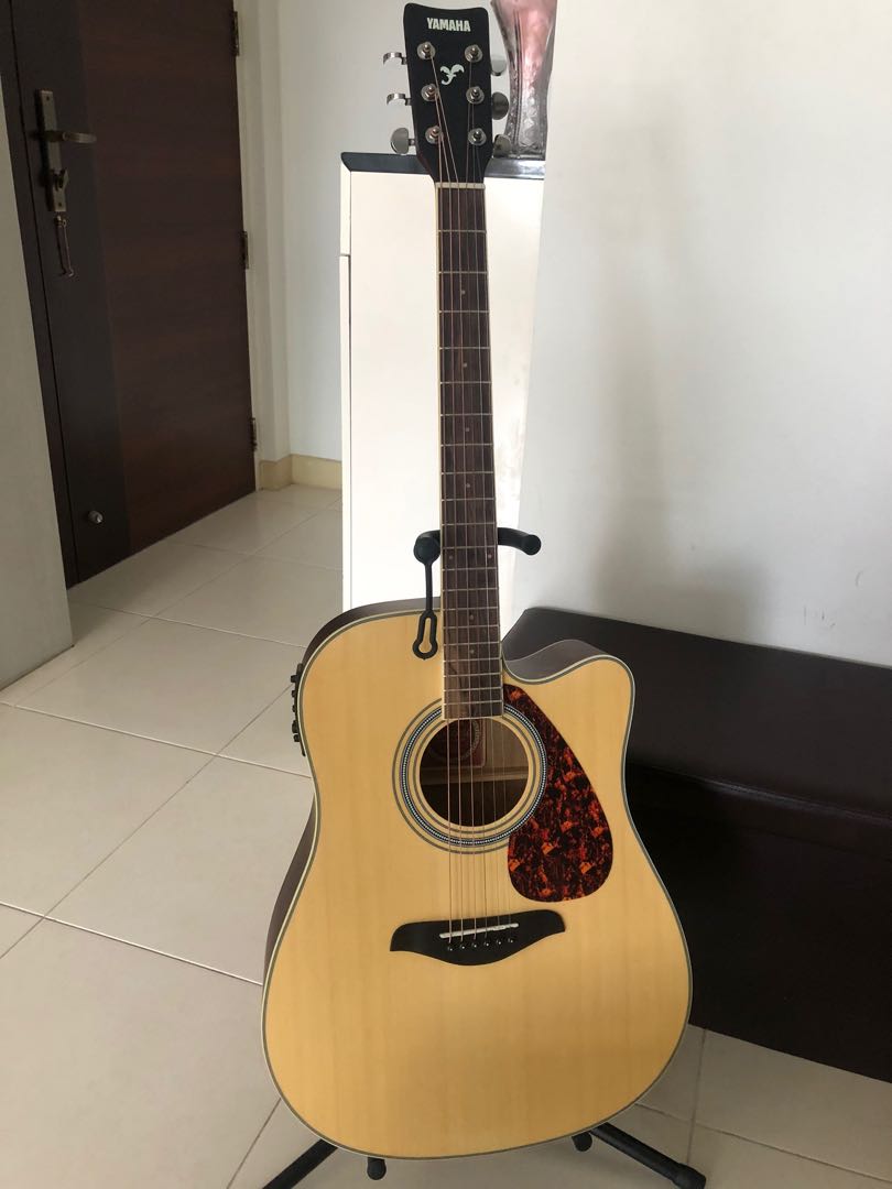 Yamaha Electric Acoustic Guitar with CutAway (FGX700SC), Hobbies