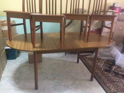 Dining Table for sale with 4 chairs.Urgent Sale!
