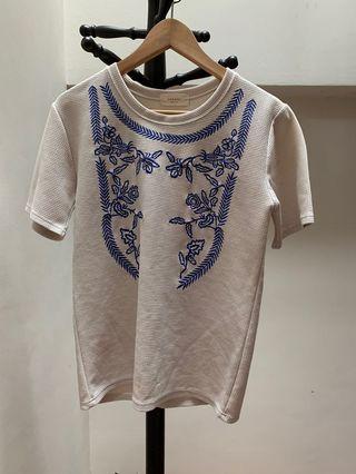 White top with porcelain blue details