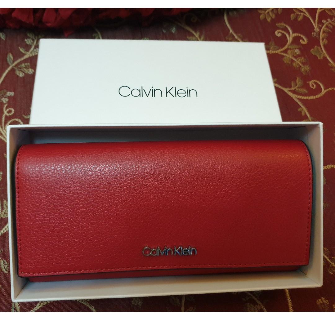 Calvin Klein Red Trifold Wallet, Women's Fashion, Bags & Wallets, Wallets &  Card holders on Carousell
