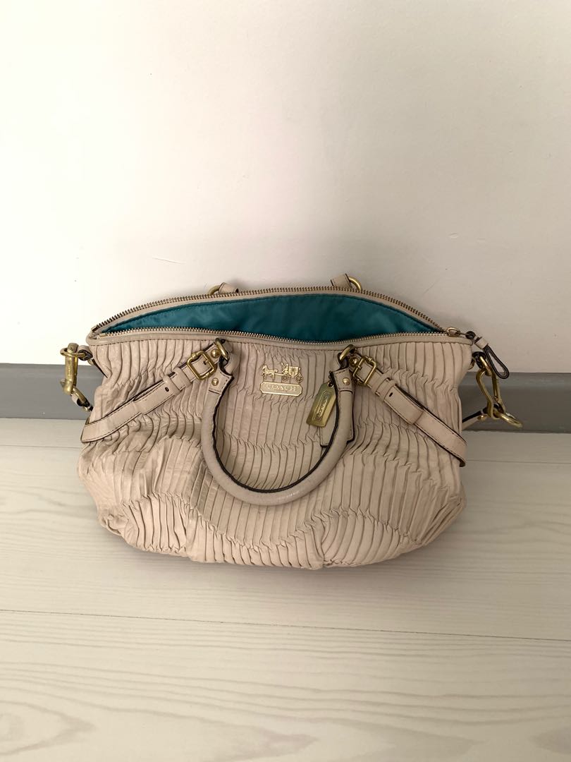 coach-bag-women-s-fashion-bags-wallets-tote-bags-on-carousell