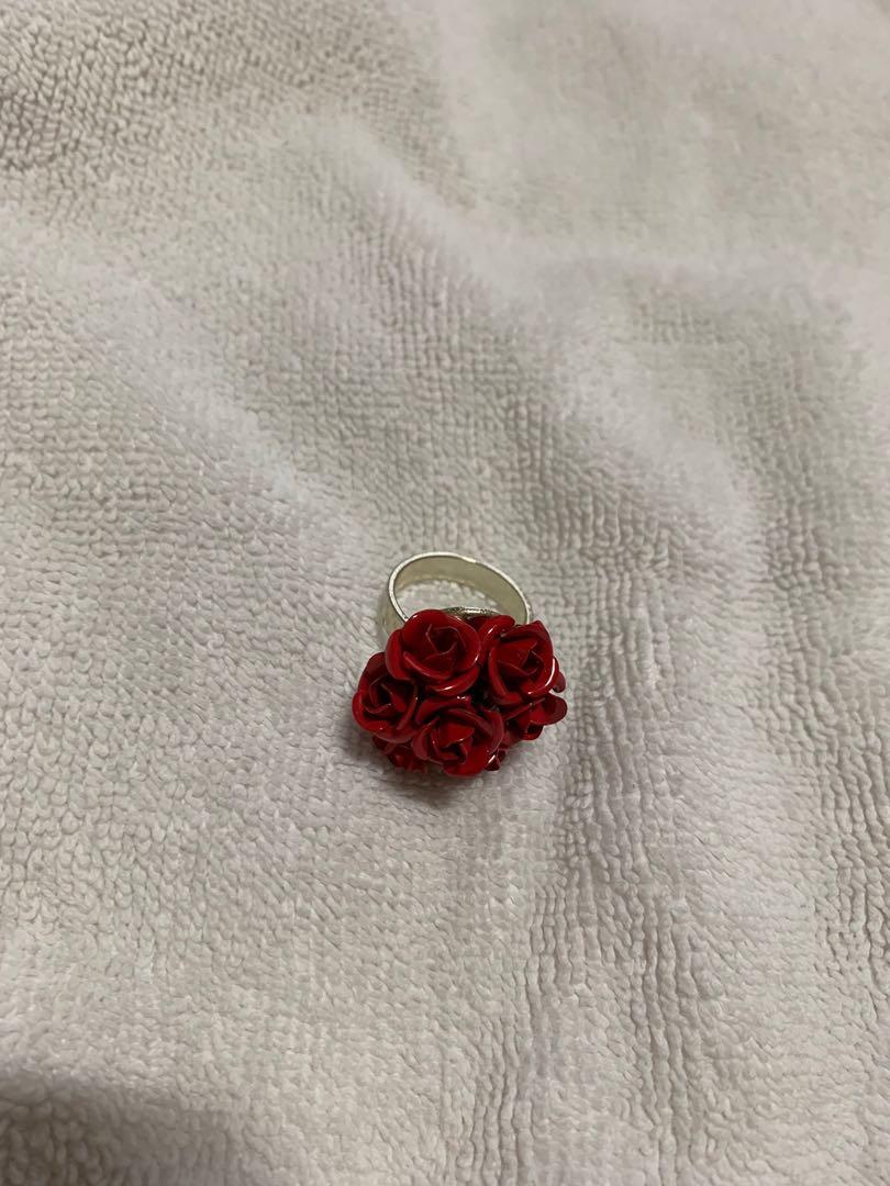 Flower ring (Category: Rings) located in Singapore. Submitted by irp_preloved (Listing ID 269868751, Image 1). Description: .