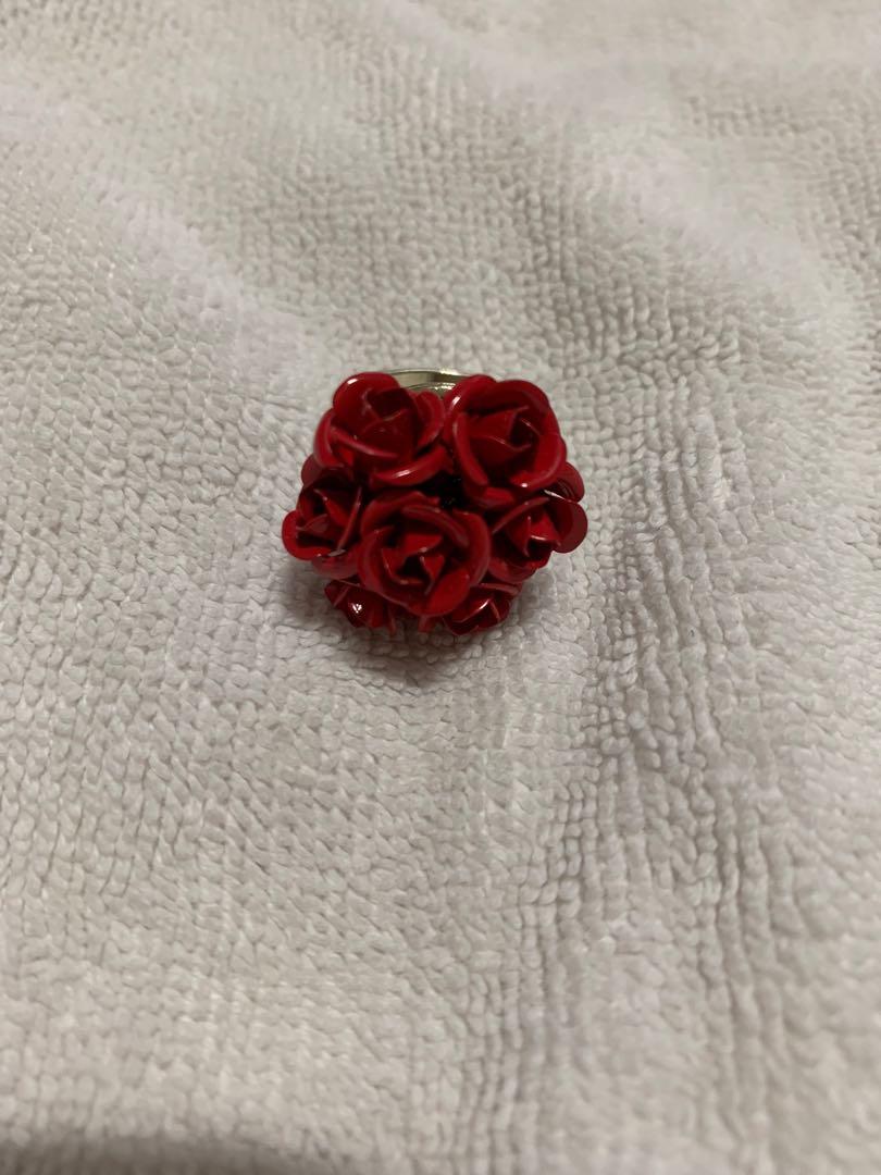 Flower ring (Category: Rings) located in Singapore. Submitted by irp_preloved (Listing ID 269868751, Image 2). Description: .