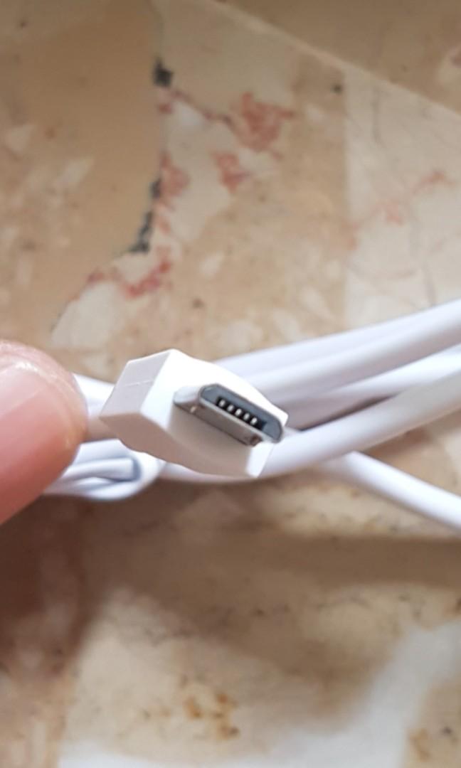 Data cable (Category: Networking) located in Singapore. Submitted by wee28 (Listing ID 270015771, Image 3). Description: 1 metre long USB to micro USB cable.