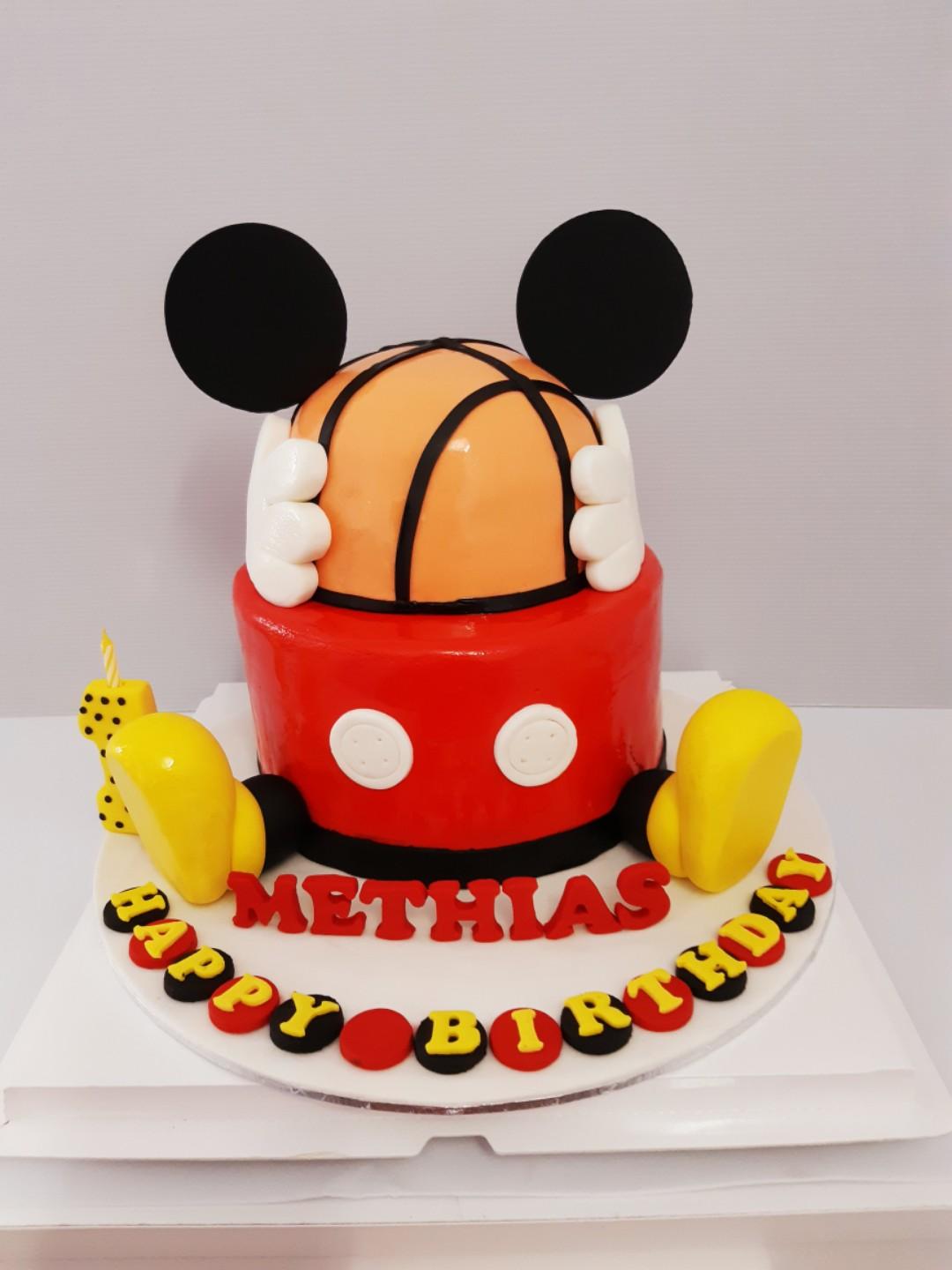 A close-up shot of a party cake with Mickey Mouse theme Stock Photo - Alamy