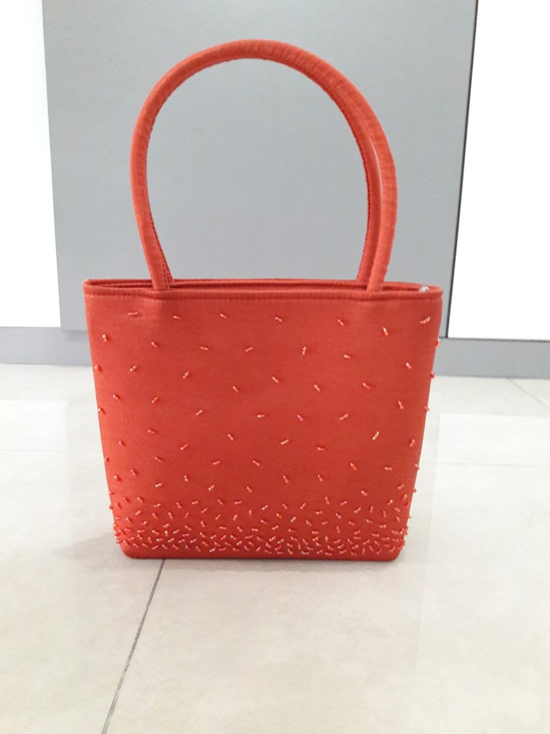 Red best sale colour handbags