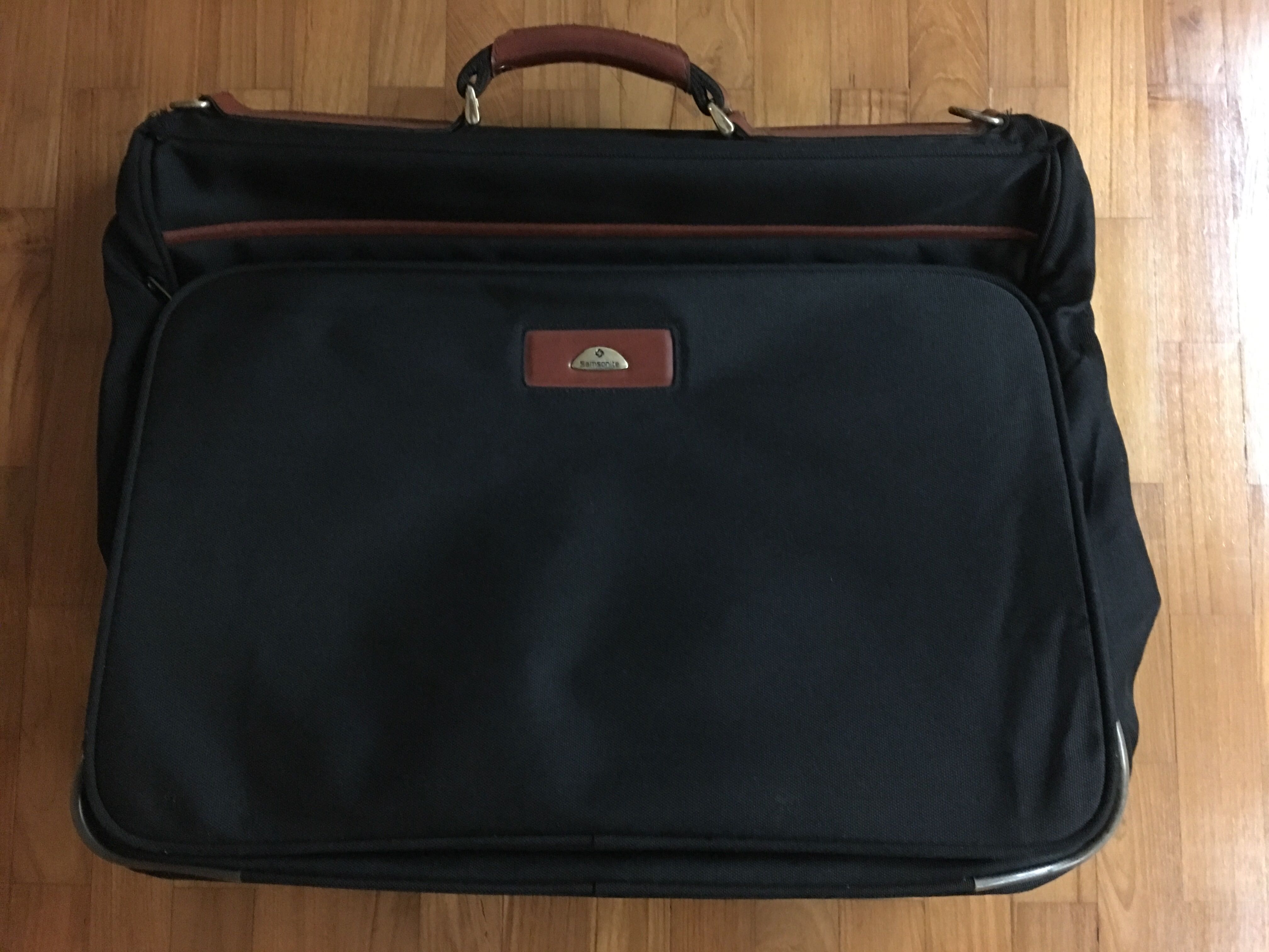 Samsonite business suits carrier, Hobbies & Toys, Travel, Travel