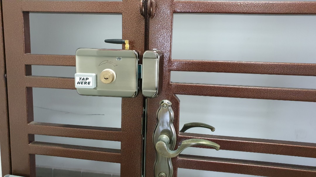Lock for store gate door