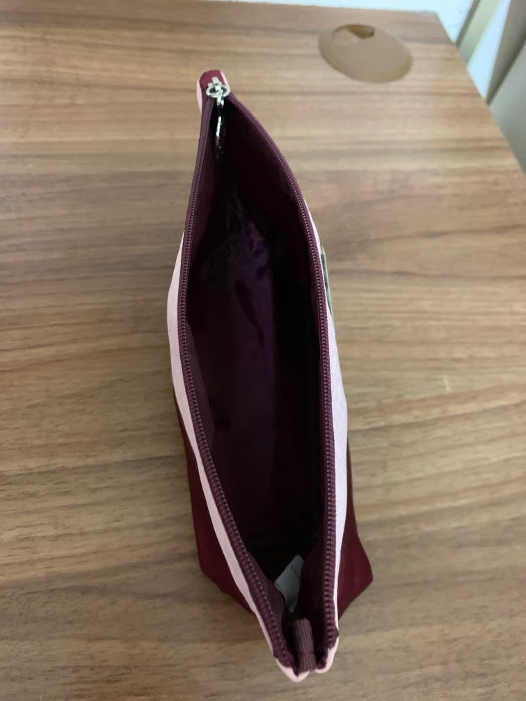Makeup pouch （分類：手袋及銀包）位於 Hong Kong。 由 mightyflower.7d1af9 提交（商品編號 270120969，圖片 2）。簡介： 。