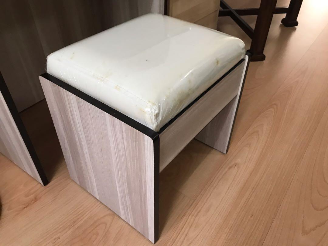 Dressing Table (Category: Tables & Sets) located in Singapore. Submitted by lemons12345 (Listing ID 270364209, Image 3). Description: Walkup apartment Arrange your own transportation .