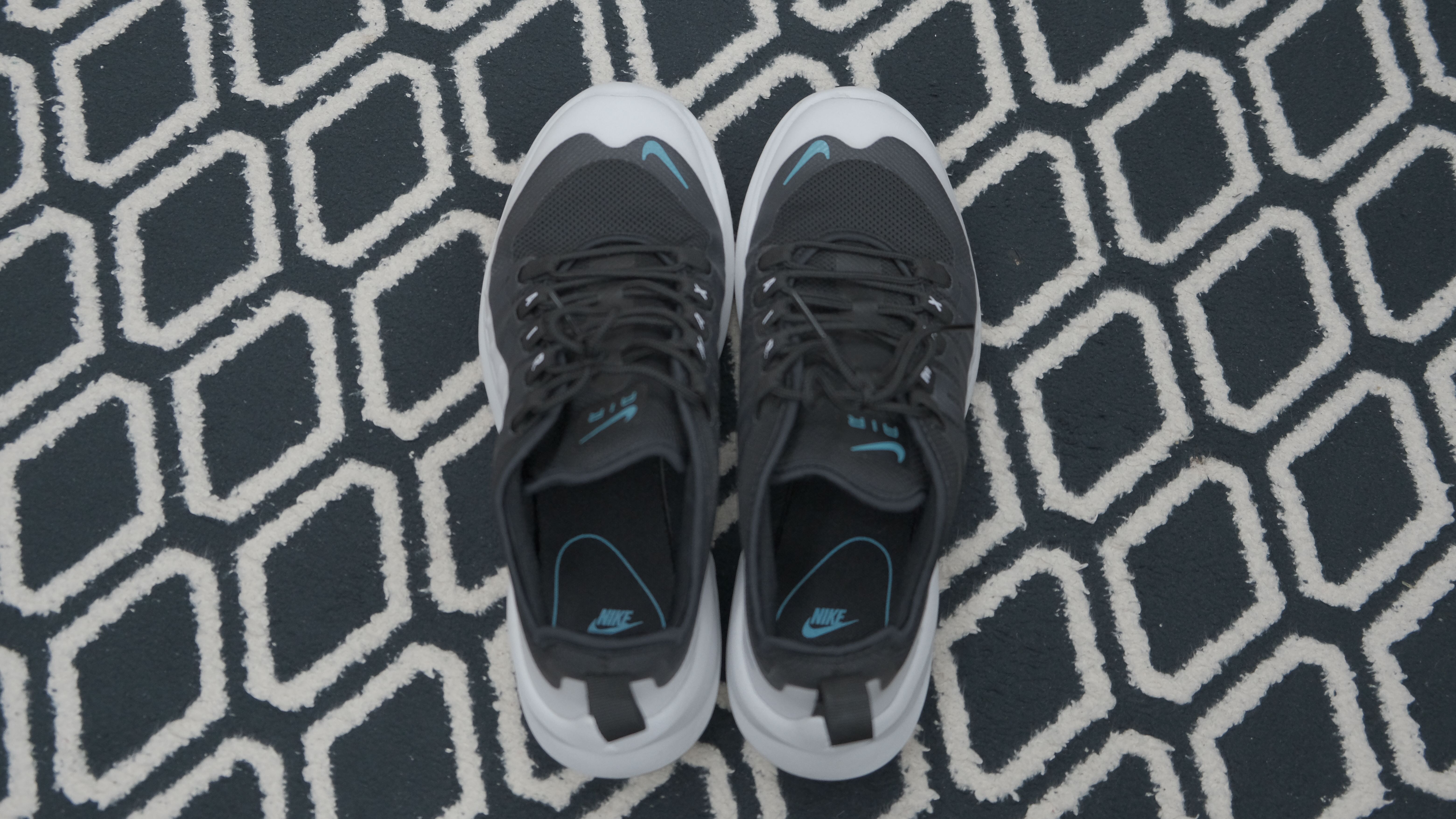 Black air sales max axis trainers