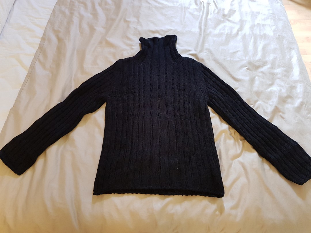 Gucci men s cashmere turtle neck sweater in small size Luxury