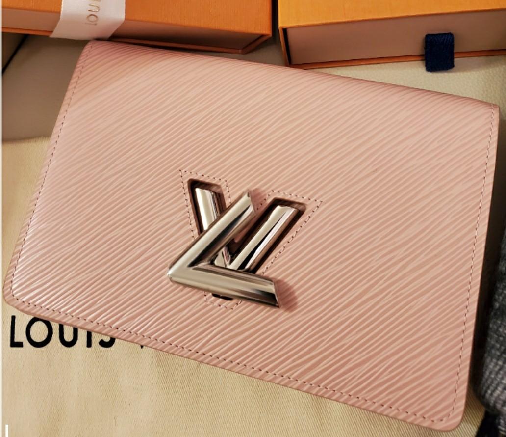 Vuitton Twist Belt 錢包購自歐洲(有原裝盒+原裝紙袋) 女裝, 長銀包-