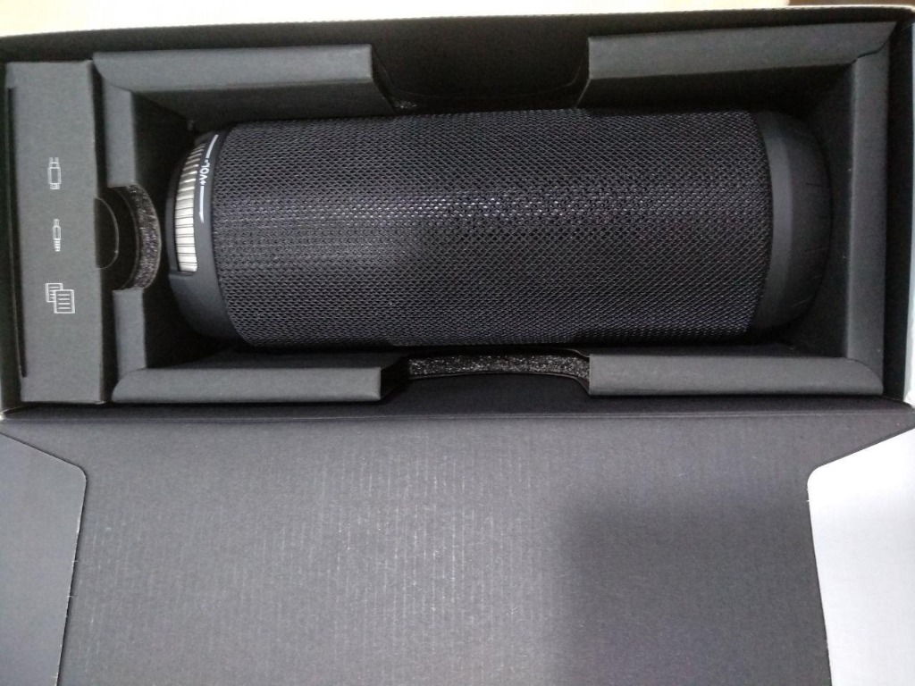 S39 Taotronics Sk 11 360 Bluetooth Speaker Volume Control Spoil Speaker Bass Abit Vibrate Everything Else On Carousell