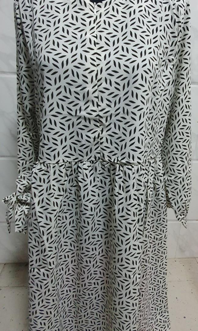 Tunic (Category: Blouses) located in Singapore. Submitted by rafidahabdullah (Listing ID 270869724, Image 3). Description: Tunic Material georgette chiffon Breastfeeding friendly (hidden zip) Armhole 50cm Length 105cm Bust 100cm.
