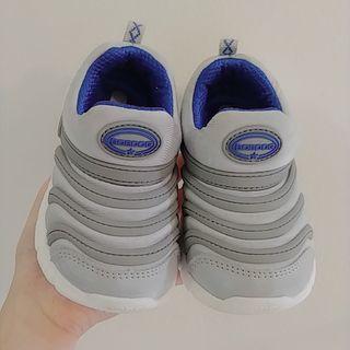 Kids sports shoes 17cm super light very new