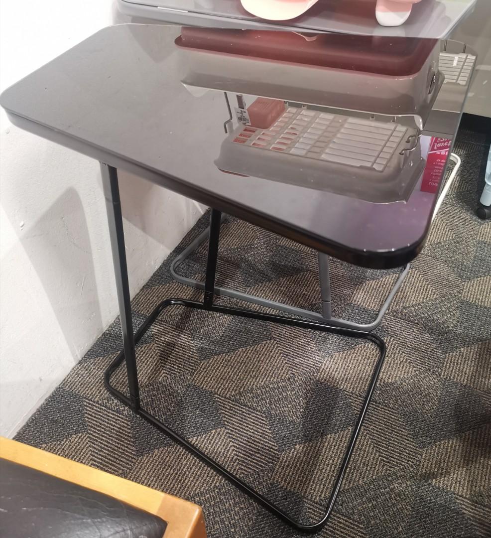 Computer Table (Category: Tables & Sets) located in Singapore. Submitted by reconnet (Listing ID 271075243, Image 1). Description: Pic shown is a sample piece. Item comes in a box unfixed. Black color with a tempered glass top.