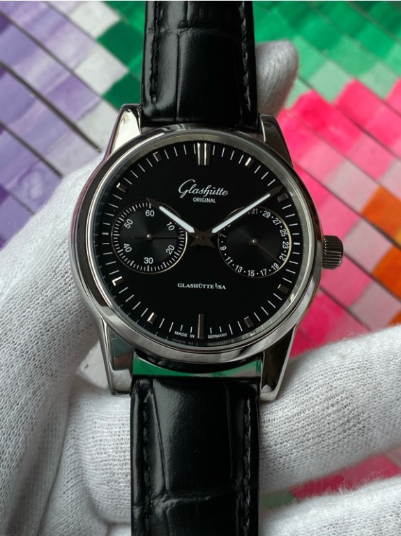 Senator hand date top