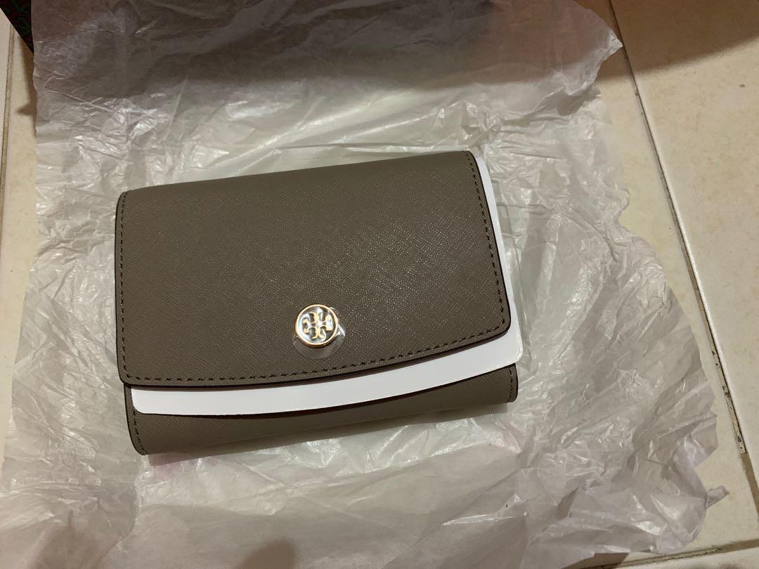 Tory Burch Robinson foldable medium wallet, Luxury, Bags & Wallets on  Carousell
