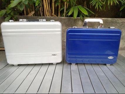 Attache case briefcase zero halliburton plastic blue