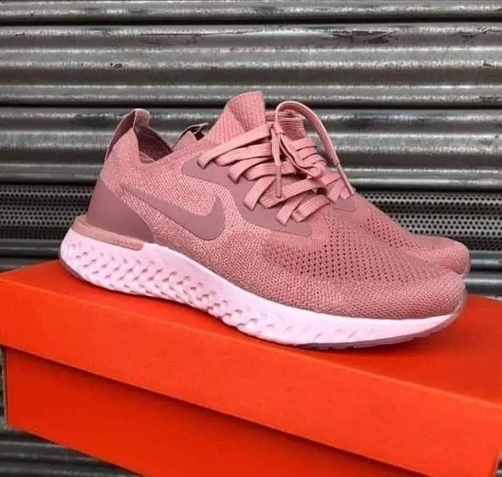 salmon colored nike shoes