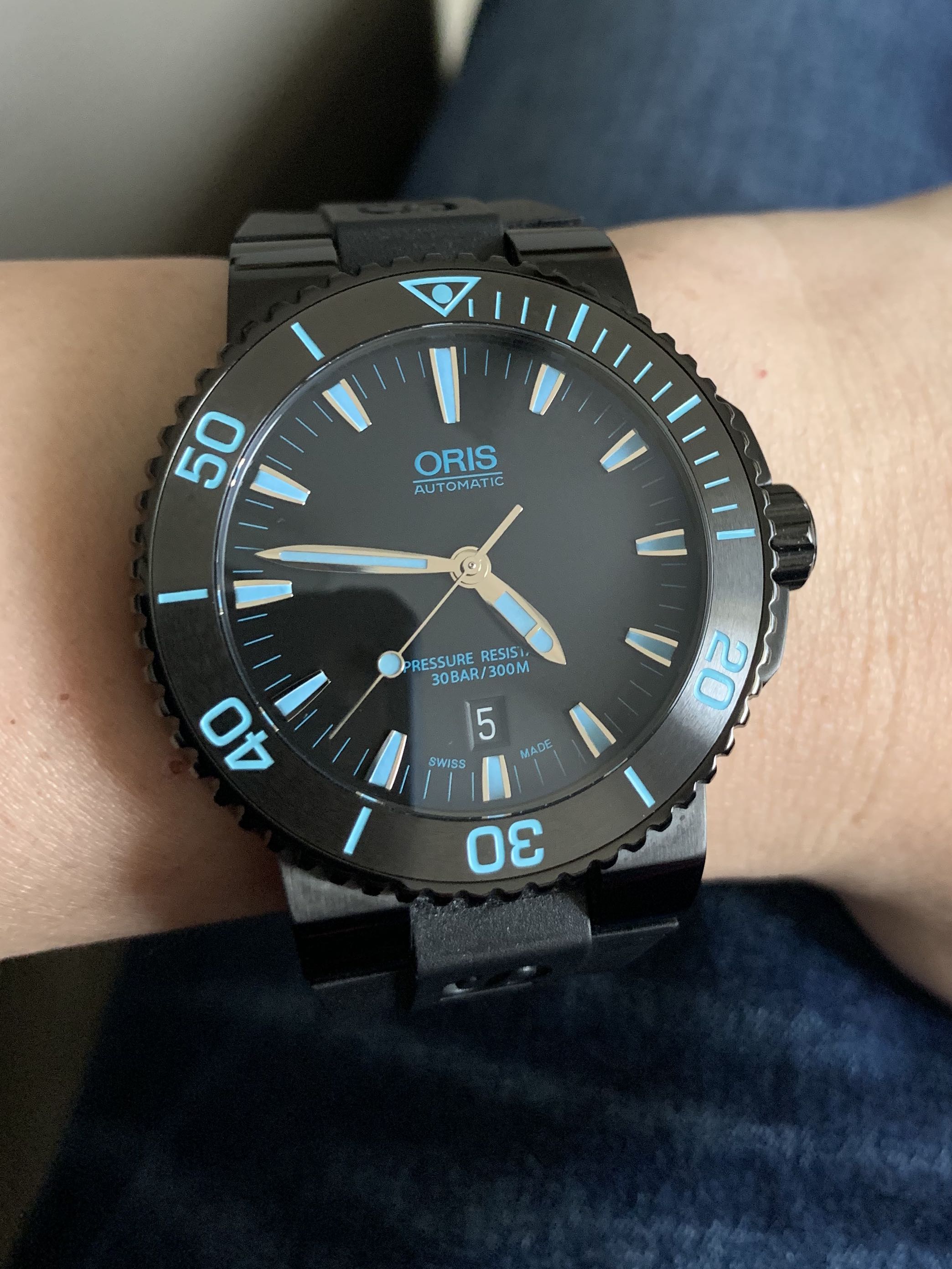 Oris aquis hotsell date black dial