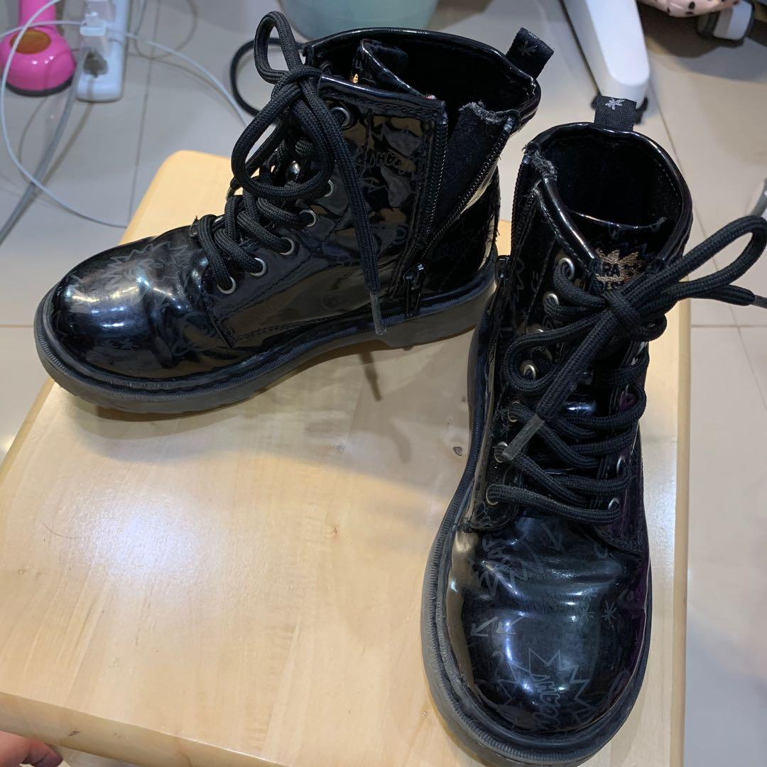 由 ill_mo (刊登 ID 271107871，圖片 2) 提交，位於 台北市 (Taipei) 的 Zara Girls 亮片印花膠底皮靴 側拉鍊 似馬丁 童鞋 (類別：嬰兒及兒童流行時尚)，說明：Zara Girls 亮片印花膠底皮靴 側拉鍊 似馬丁 童鞋 EU29 約17.8cm 非常新 很少穿。