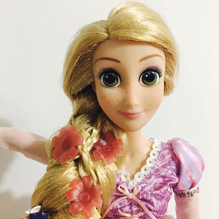 17 inches Rapunzel Deluxe Singing Doll (Category: Kids Toys) located in Carmona. Submitted by thepinkplayhouse (Listing ID 271439562, Image 2). Description: 2015 Rapunzel Deluxe Singing Doll / 17 inches I am selling 2015 Rapunzel Deluxe Singing Doll. She is 17 inches tall. Singing the Tangled lantern song. Yes, it’s the singing voice of Mandy Moore. NOTE: The battery has weakened so I cannot test her singing anymore. Button batteries are required