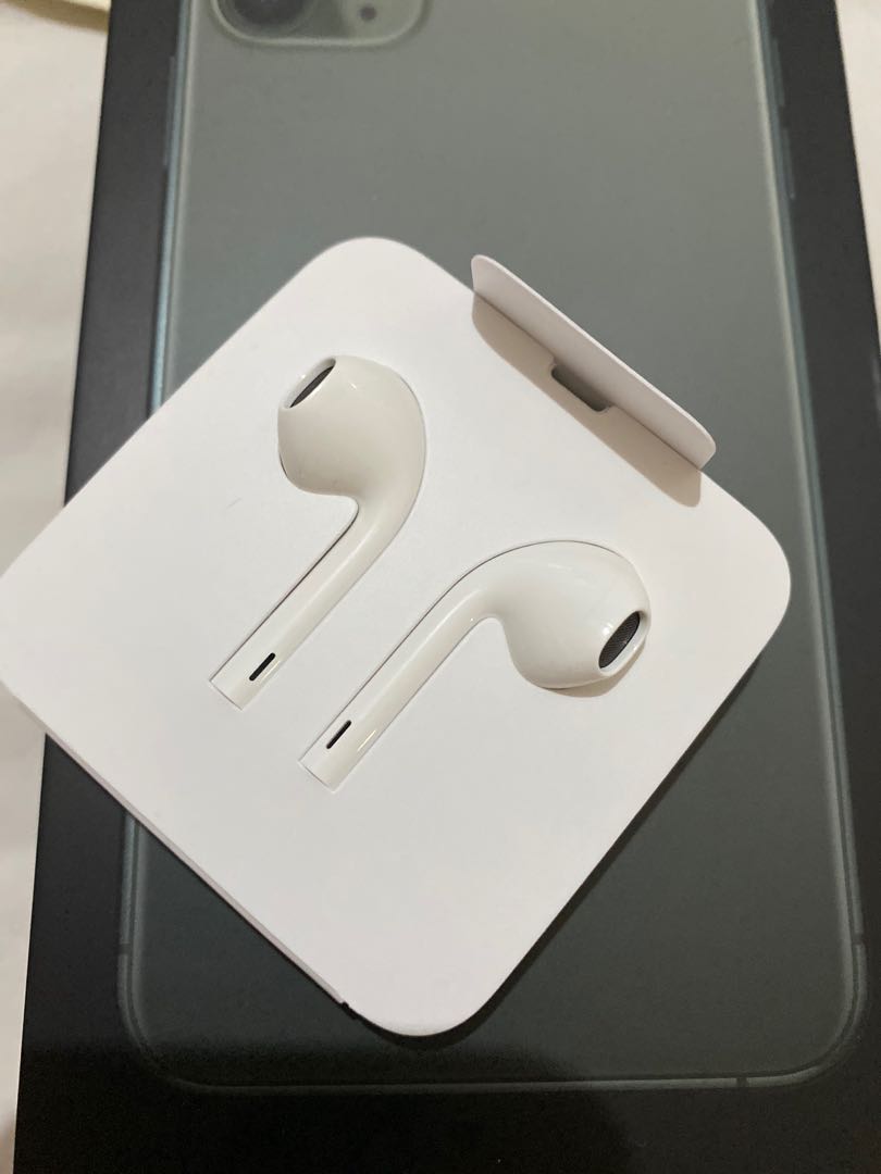 iphone 11 pro with earpods