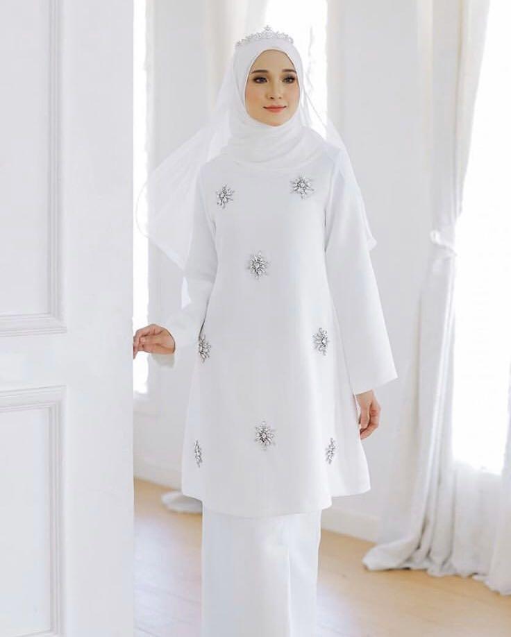 Myravallyn Baju Kurung Putih Women S Fashion Bridal Wear On Carousell