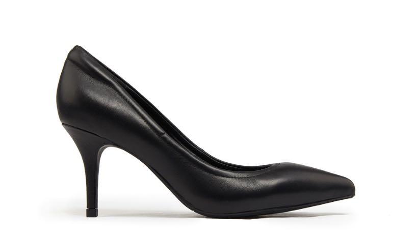 black pointed toe pumps